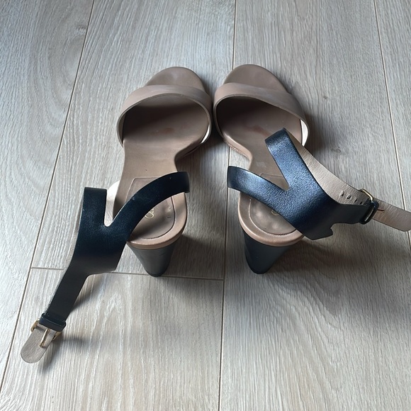 Excellent condition Chole Sandals with chunky heel. Black and tan leather. - Picture 6 of 13